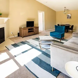  Apartment Viagem - - Comfy 2br W/gym+parking United States